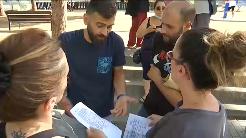 Almenys una desena de famílies de #Badalona s’han vist afectades pels canvis en el sistema d'assignació de places escolars per a alumnes vulnerables. Denuncien que han perdut la plaça a la pública que havien escollit i que <a href="/educaciocat/">Educació</a> els ha assignat un centre concertat.