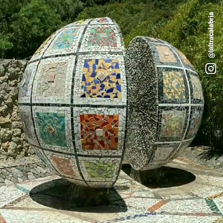 laltracalabria's tweet photo. #Mammola (#ReggioCalabria). Un'opera sferica (eterna) del grande #NikSpatari.
• #Arte #Museo #MuSaBa
L'altra #Calabria
📰 #laltracalabria https://t.co/sHTM7k2sPZ