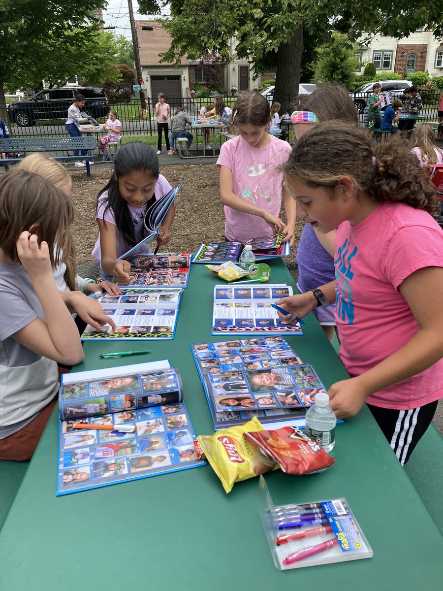 ryeneckschools's tweet photo. #FEB 5th graders celebrating their moving up to #RNMS with a special Yearbook Distribution party! Thanks to the 5th grade Affairs parents and teachers for making today happen! https://t.co/OmsZ8TWCEw