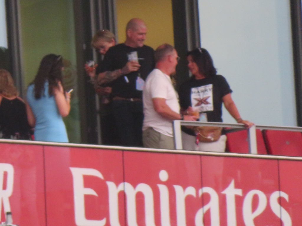 hsdaily's tweet photo. Anne is wearing a “We Think Harry Has the X Factor” t-shirt for the #LoveOnTourManchester show tonight! 🥹 - June 16 (via @Shelleyann1817) https://t.co/ulZN9H5JWm