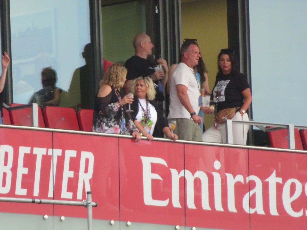 hsdaily's tweet photo. Anne is wearing a “We Think Harry Has the X Factor” t-shirt for the #LoveOnTourManchester show tonight! 🥹 - June 16 (via @Shelleyann1817) https://t.co/ulZN9H5JWm