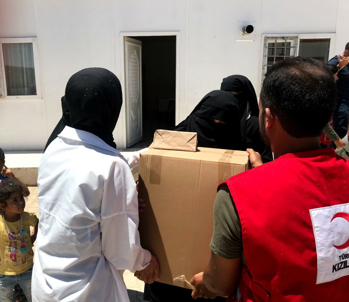 yunusyesil_'s tweet photo. Selamun Aleykum. Dün yardımlarımızı Cerablus’a ulaştırdık. Daha sonrasında dört arkadaşımız bir Yetimhane’de çocuklarımızla keyifli vakitler geçirdi. Allah herkesten razı olsun. Her şey müslümanların selameti için, her şey Özgür Suriye için! https://t.co/YlyaWrKAEL