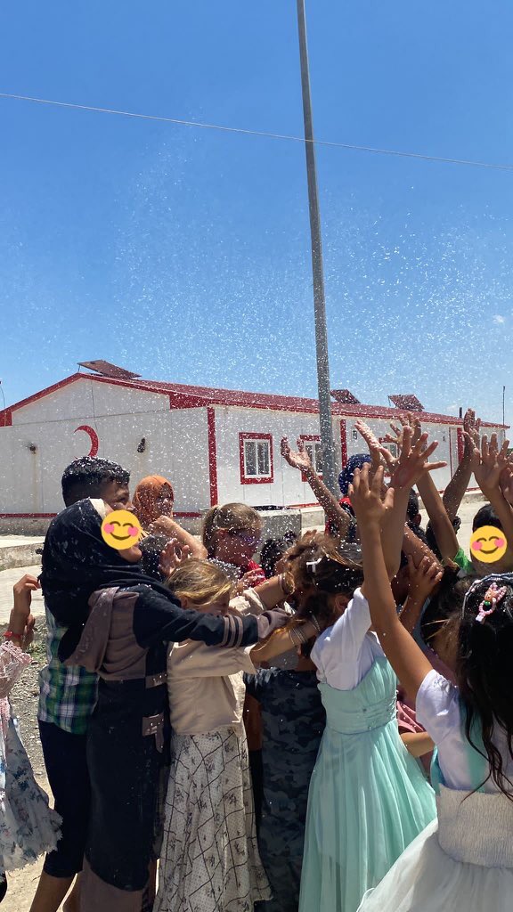 yunusyesil_'s tweet photo. Selamun Aleykum. Dün yardımlarımızı Cerablus’a ulaştırdık. Daha sonrasında dört arkadaşımız bir Yetimhane’de çocuklarımızla keyifli vakitler geçirdi. Allah herkesten razı olsun. Her şey müslümanların selameti için, her şey Özgür Suriye için! https://t.co/YlyaWrKAEL