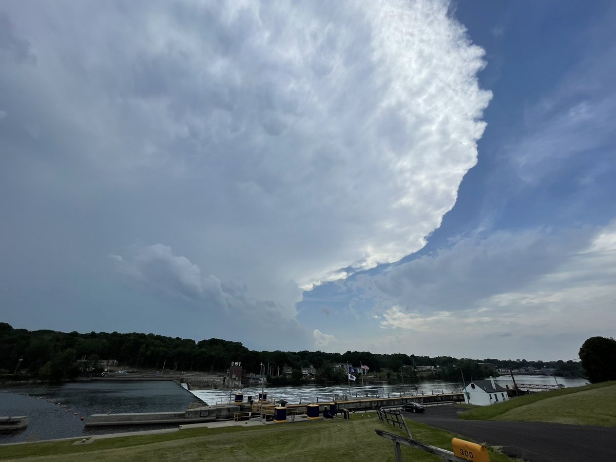 Impressive storm approaching Oswego County!  #NYwx <a href="/NWSBUFFALO/">NWS Buffalo</a>