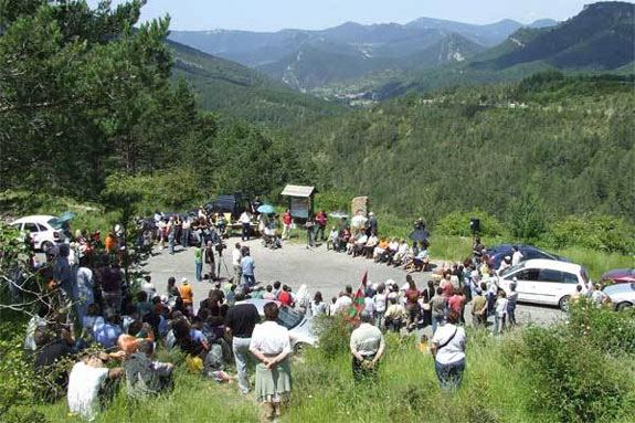 "Memoria de la guerra, memoria contra la guerra"
Homenaje a l@s esclav@s del franquismo
Sábado 18 de junio. 
Volvemos este año al alto de Igal – Vidángoz para homenajear a l@s esclav@s del franquismo, así
como a sus familiares, tras dos años especiales.
Programa y participantes👇