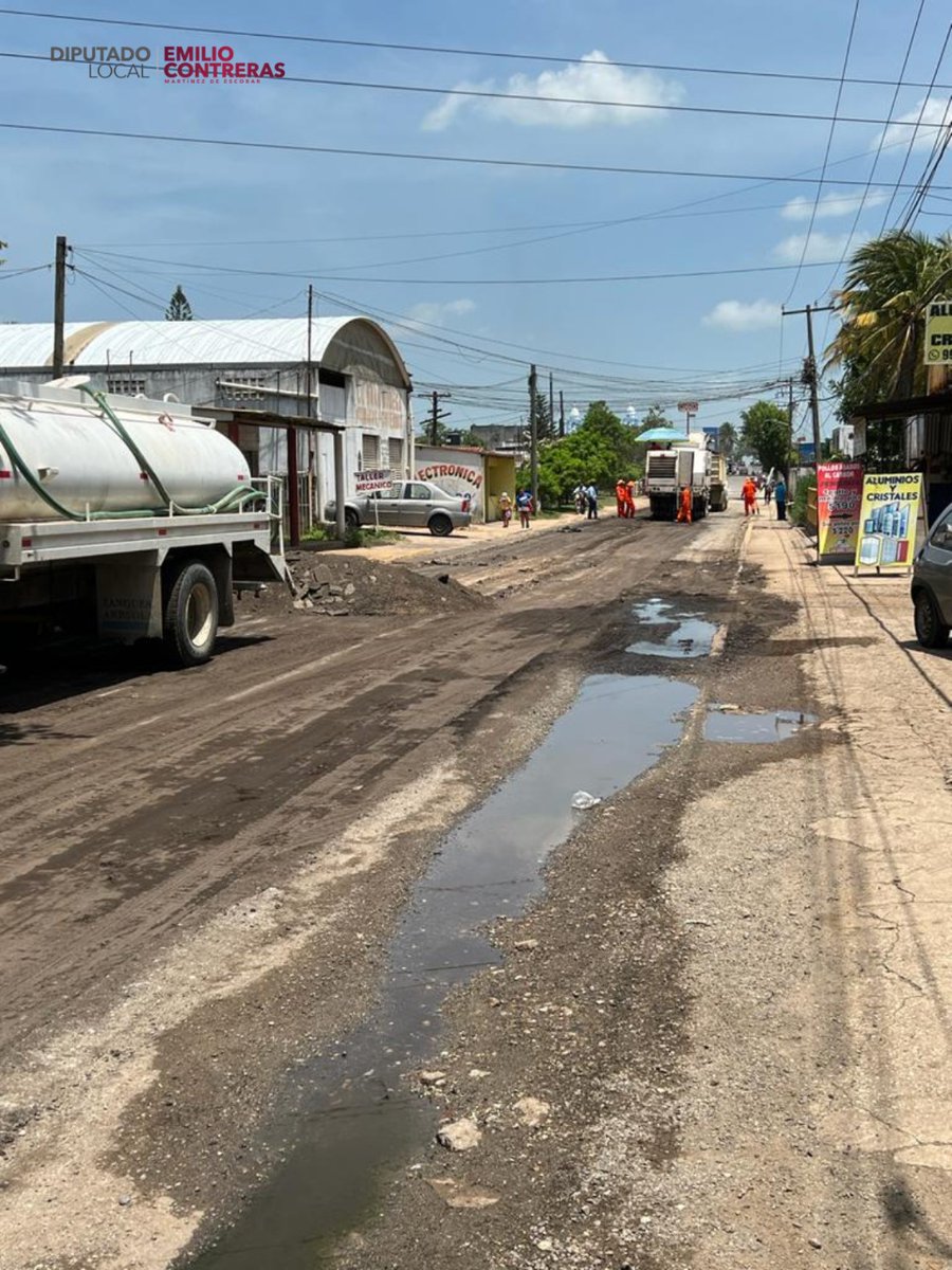 EmilioCMDE's tweet photo. Reconozco el compromiso de la presidenta municipal de Centro, Lic. @YolandaOsunaH , toda vez que se han puesto manos a la obra para el mantenimiento de la carpeta asfáltica de la calle principal. Agradezco su entrega y compromiso con los pobladores de Villa Playas del Rosario. https://t.co/Kjrk7sqjYf