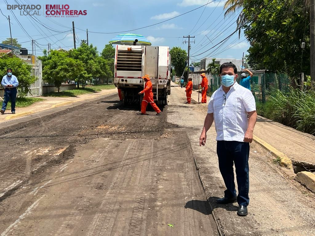 EmilioCMDE's tweet photo. Reconozco el compromiso de la presidenta municipal de Centro, Lic. @YolandaOsunaH , toda vez que se han puesto manos a la obra para el mantenimiento de la carpeta asfáltica de la calle principal. Agradezco su entrega y compromiso con los pobladores de Villa Playas del Rosario. https://t.co/Kjrk7sqjYf