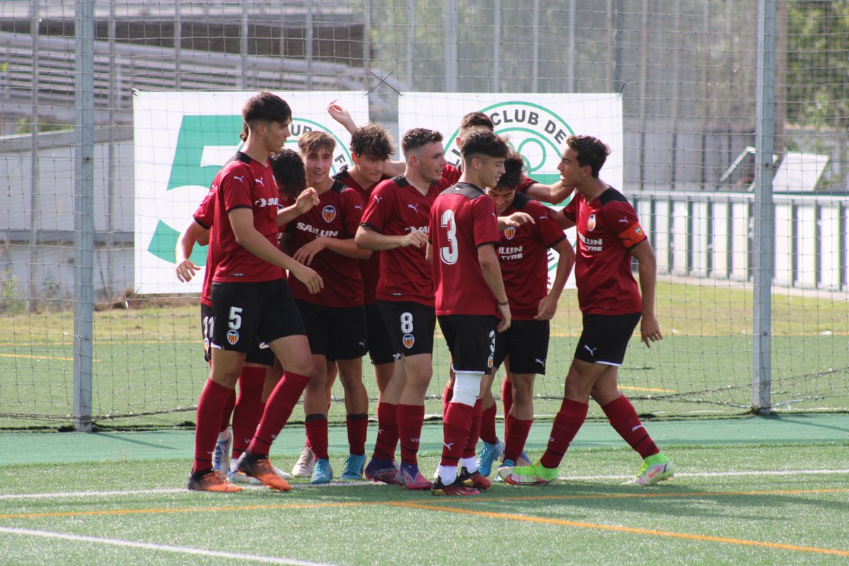#VCFJuvenilB

↗️ Victoria 0️⃣-5️⃣ ante el <a href="/FCPorto/">FC Porto</a> en el debut en el Torneo Juvenil Ourense A Provincia Termal

⚽️⚽️ Hugo de Mateo
⚽️⚽️ Marc Palomero
⚽️ Hugo García 

🗒 academia.valenciacf.com/es/article/es-…

#ADNVCF 🦇

📸 <a href="/pabelloncf/">Pabellón Ourense CF</a>