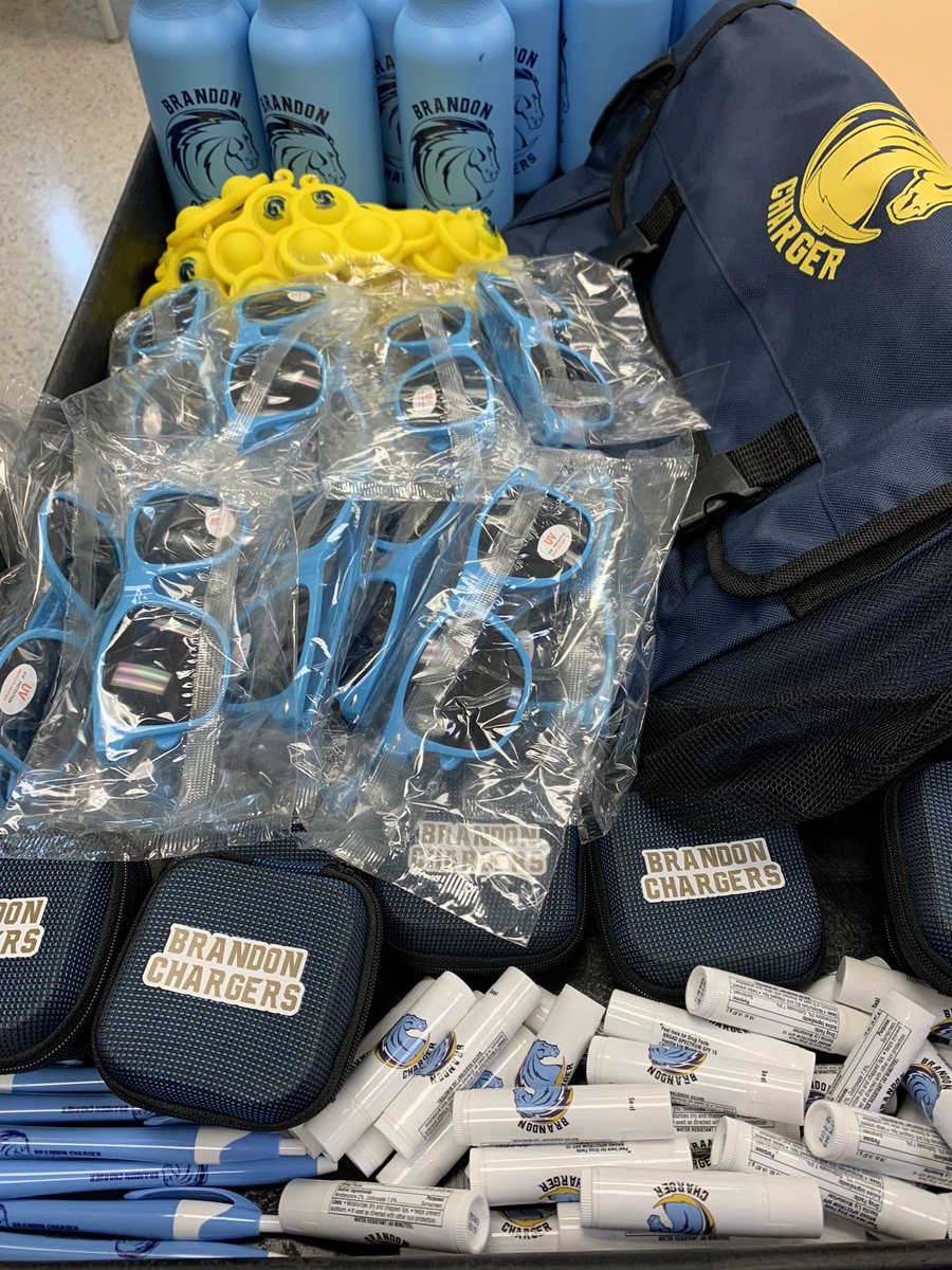 Delivering prizes to students for their hard work on our island themed SOL review. Loved making smiles happen on the last few days of school! <a href="/BrandonChargers/">Brandon Chargers⚡️</a> <a href="/ChristyMcQueen/">Mcqueeney</a>