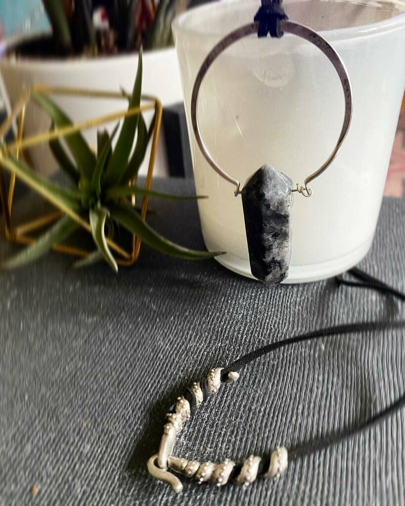 cre8trix's tweet photo. Black comet - with hexagonal, double pointed tourmaline gemstone
“Tourmaline gemstone is known to aid in relieving stress, increase mental alertness, improve circulation and strengthen the immune system. It is a powerful agent for reducing toxin-related … https://t.co/SUnmKnwk8T https://t.co/moGPWOgVuV