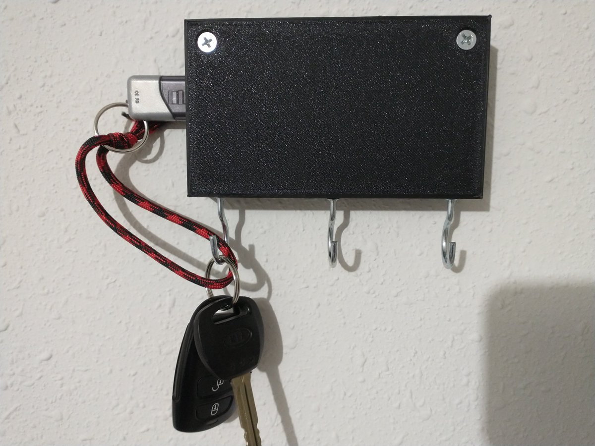 thinklearndo1's tweet photo. Got to show off my @Raspberry_Pi version of my keyholder+backup system last night on #ShowandTell. Hang up your keys and plug in your backup drive, let it backup overnight. Then in the morning take your keys and backup files with you! Its been super useful for me :) https://t.co/NgqfG5ruwg