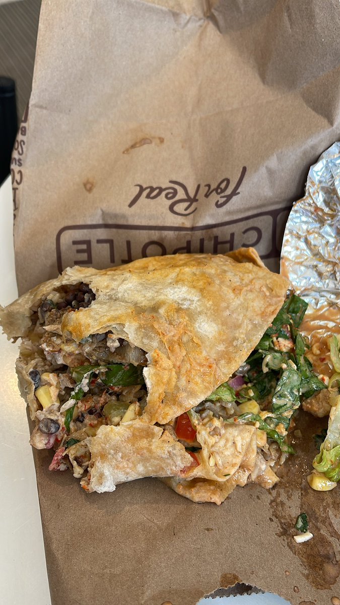 evilfiggy's tweet photo. @ChipotleTweets can you include burrito wrapping training or invest in larger tortillas please?
Folks who prefer burritos over bowls will appreciate it. Thank you https://t.co/kpMY4m0Aug