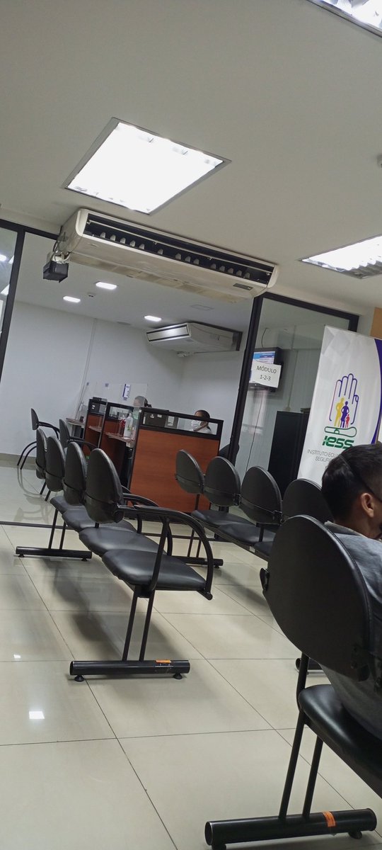 mauricio_gn79's tweet photo. @DesclasIESS @IessGuayas @IESSec En el punto de atención ubicado en Guayaquil en la Av de las Américas habemos 10 personas en espera y hay 5 servidores públicos que no atiende de los módulos 1, 3, 8, 9 y 10
Tienen el desagradable espectáculos de conversar en grupo https://t.co/a1syoXUWrZ
