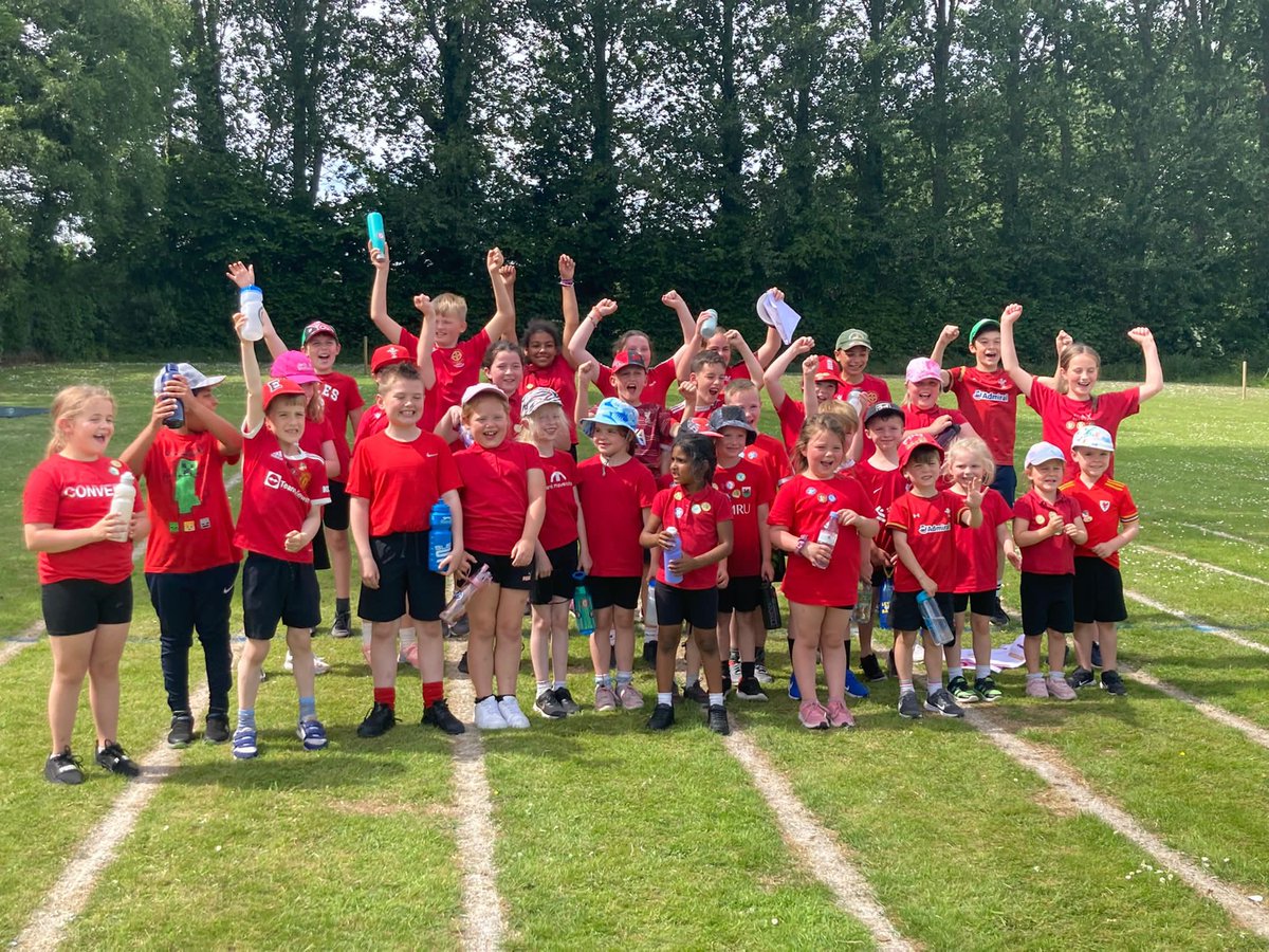 yowenjones's tweet image. Da iawn team Coch for winning the overall event. It was really close, 100 - Glas, 102 - Gwyrdd and 105 - Coch. #closecontest