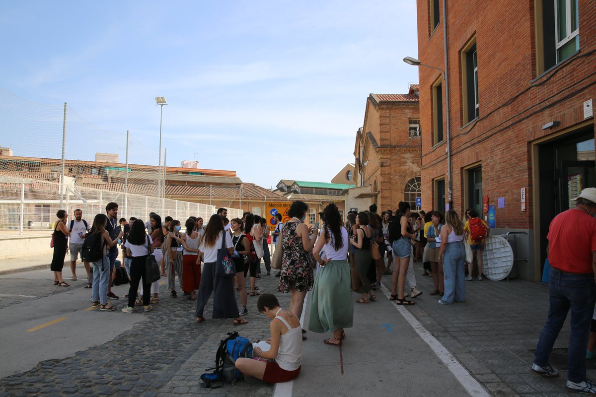 capcalerabcn's tweet photo. Tres anys després, ens tornem a trobar. Dos anys d’aturada per la pandèmia però finalment el #CongrésCapçalera recuperar la presencialitat. 

Avui hem donat el tret de sortida a tres dies durant els quals reflexionarem al voltant de les cures, la salut comunitària i molt més! https://t.co/nGmobBnmPW