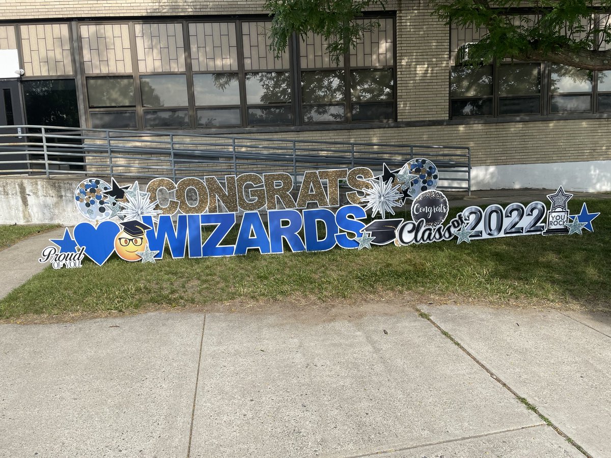 MarisaLVJackson's tweet photo. Woodridge Kindergarteners and Grade 5 students are Stepping Up! Celebrating our students today! Look out World! #readyforfirstgrade and #nowitstimetocelebrate #homeoftheWizards ๐๐งโโ๏ธ๐๐Look out world! @CranstonSchools https://t.co/LhfbRhdgcB