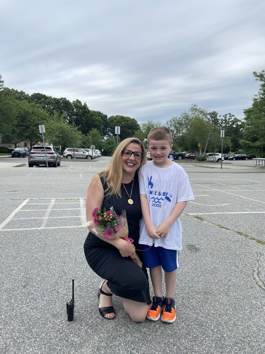 MarisaLVJackson's tweet photo. Woodridge Kindergarteners and Grade 5 students are Stepping Up! Celebrating our students today! Look out World! #readyforfirstgrade and #nowitstimetocelebrate #homeoftheWizards ๐๐งโโ๏ธ๐๐Look out world! @CranstonSchools https://t.co/LhfbRhdgcB