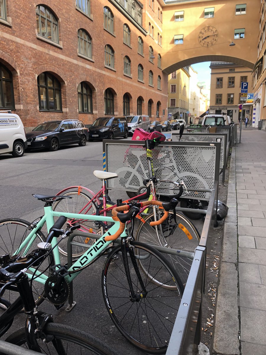 Chrille444's tweet photo. Twitter! Första cykeldagen på evigheter och min cykel blev snodd mitt i stan mitt på dagen. 🥹 Typ hörnan Klara Norra Kyrkogata/Mäster Samuelsgatan. Om någon sett något eller har tips, skriv! ❤️ https://t.co/mhK2tpT5Tj