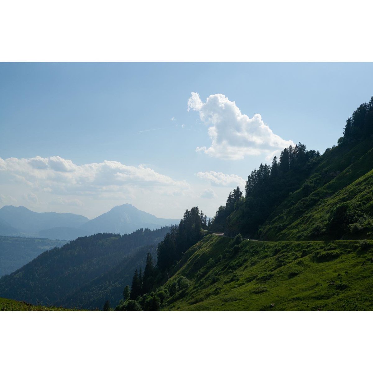 tanuki_pilot's tweet photo. ツールドフランスの山岳ステージで時々登場するジュプラン峠を登ってきました。 #tourdefrance #coldejouxplane #leica #typ240 #summicron50mmf2 https://t.co/JLPzRPoBih