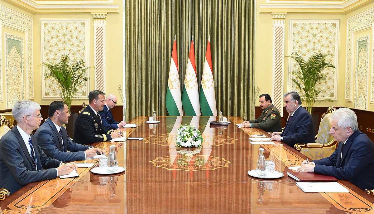 CENTCOMUrdu's tweet image. امریکی سینٹرل کمانڈ کے سربراہ جنرل کوریلا نے تاجکستان کے صدر امام علی رحمٰن سے ملاقات اور گفتگو کی۔ 

ملاقات میں دونوں رہنماؤں نے امریکہ - تاجکستان  کے درمیان سیکورٹی کے تعاون کی اہمیت پر زور دیا- 
#CENTCOMCDR @USEmbDushanbe