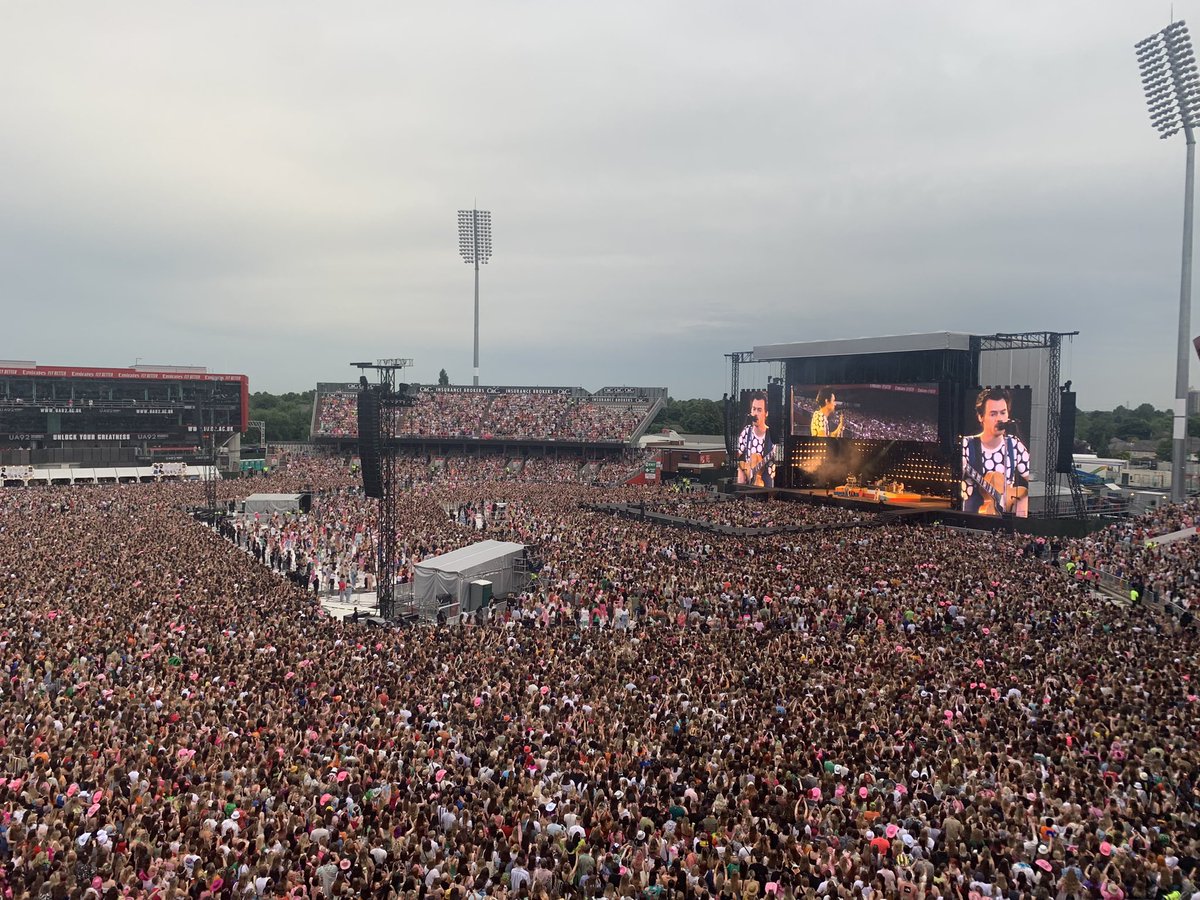 EmiratesOT's tweet photo. 📸📷 @Harry_Styles’ back @EmiratesOT! 😍 https://t.co/lUgZjqwz5o