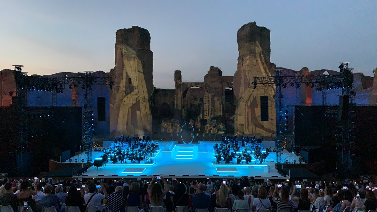L’<a href="/Orch_It_Cinema/">Orchestra Italiana Del Cinema</a> sul palco di Caracalla con il grande <a href="/ClaudioBaglioni/">Claudio Baglioni</a>, un viaggio che ci fa sognare tutte le sere. Tutti su 🙌