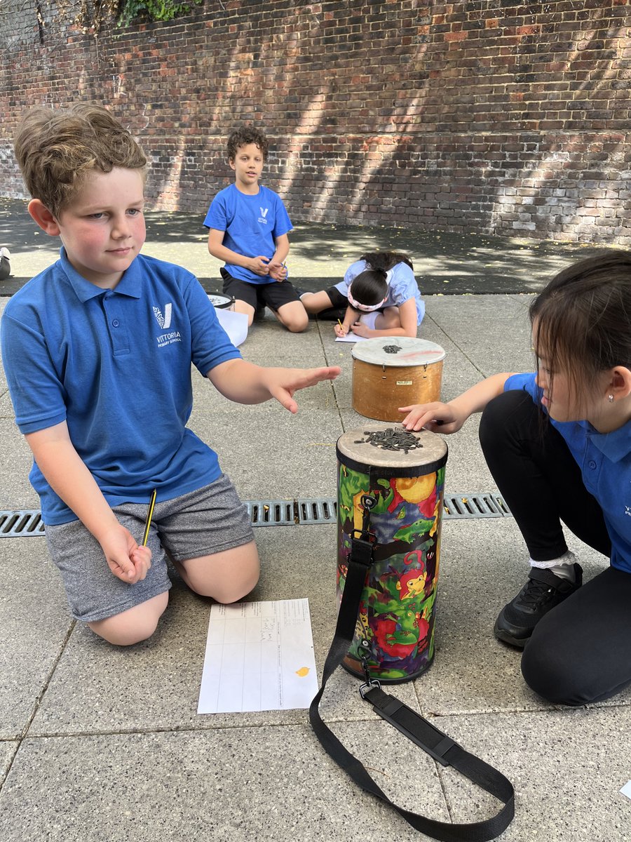 ScienceVittoria's tweet photo. In year 4, they have been looking at how sounds are made. They explored this tapping 
bird seed on a drum outside as well as creating their own elastic band guitar by using different bands on an open tub! https://t.co/LALpTlQ8ZT
