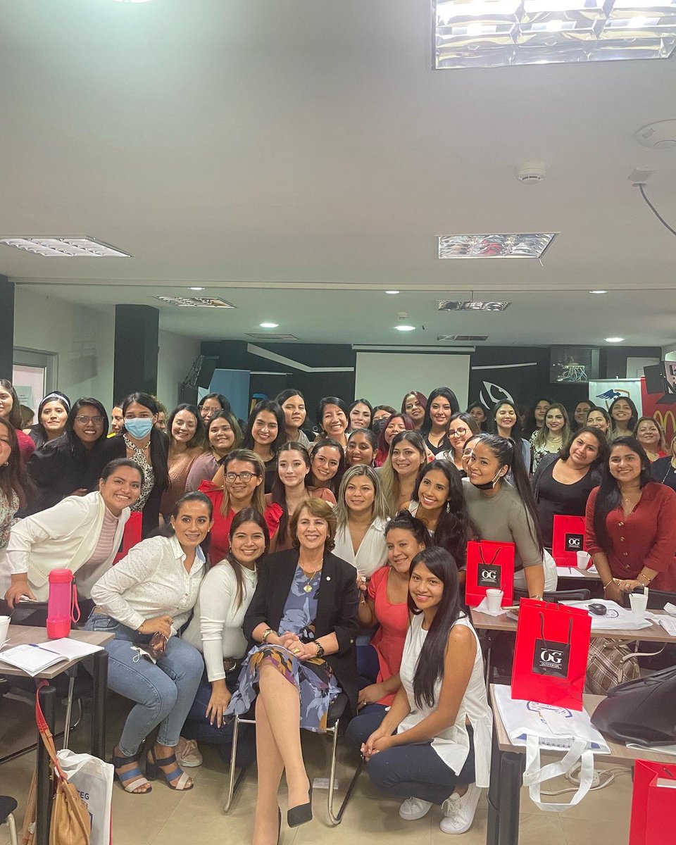 FDLibertad's tweet photo. Contamos con la presencia de la ex Presidenta del Ecuador, la Dra @rosaliaarteaga, quien les habló a las estudiantes sobre la ética en la gestión pública y también sobre su paso por la política ecuatoriana. @CristinaReyesec @fhs_ecuador https://t.co/U6eyH6wkUL