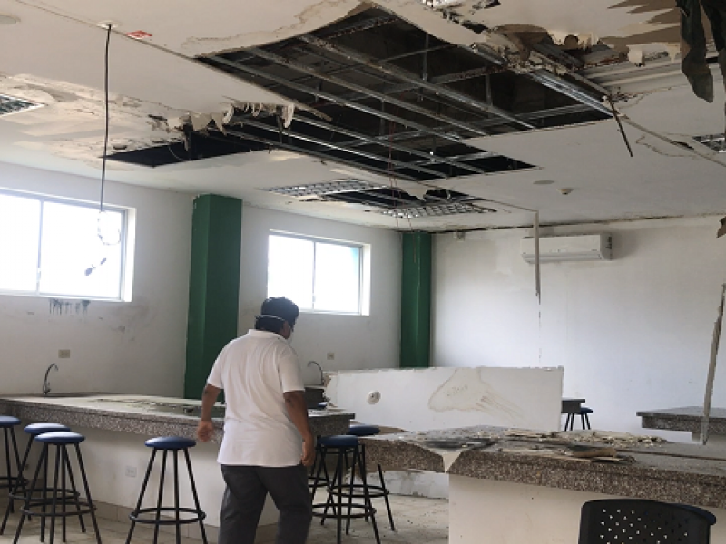 a61712's tweet photo. @LassoGuillermo '' por el niño que quiere regresar a su aula'' El aula: 50 alumnos, paredes rotas, sin un techo decente para recibir clases '' por el transportista que no puede avanzar con una vía cerrada''. La Via : llena de huecos GRACIAS 👏👏 https://t.co/WEHUlgn8pS