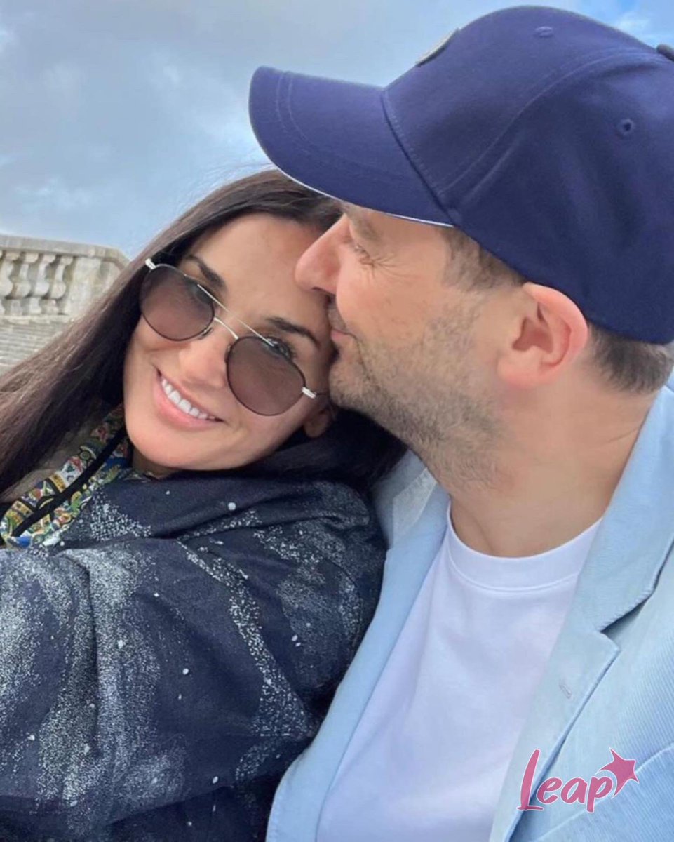 Leap_news's tweet photo. Demi Moore goes Instagram official with chef boyfriend Daniel Humm 🥰❤️

#leap #leapnews #demimoore #danielhumm #swiss #swisschef #chef #celebritycouple https://t.co/3UnFvwTW7K