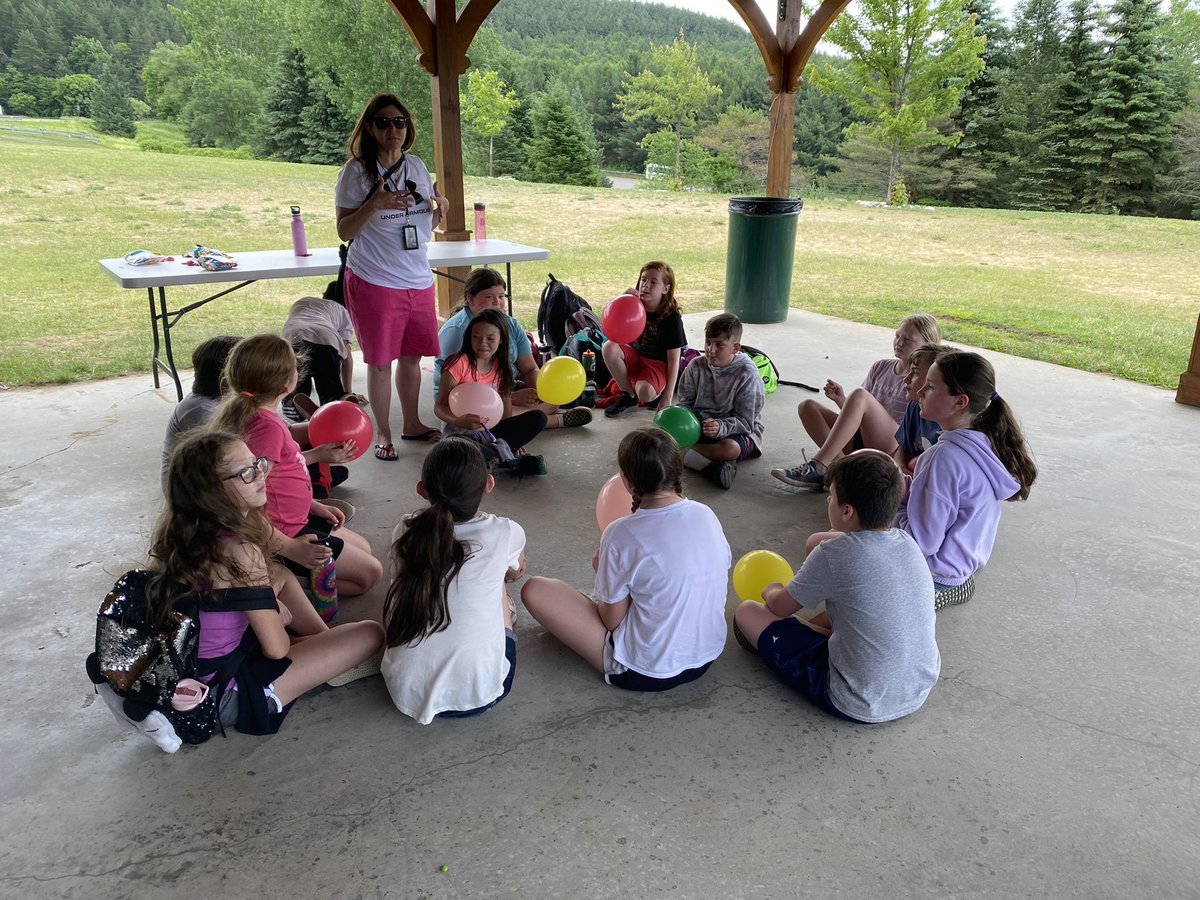 vreyome87's tweet photo. 5th grade celebration activities at the Rec Park!  I love what we do for our kids!  Kickball, Minute to Win It games, Cross Fit, Relay Races, Origami Rockets, Pizza, and Ice cream! https://t.co/H2tGbh1Tj4