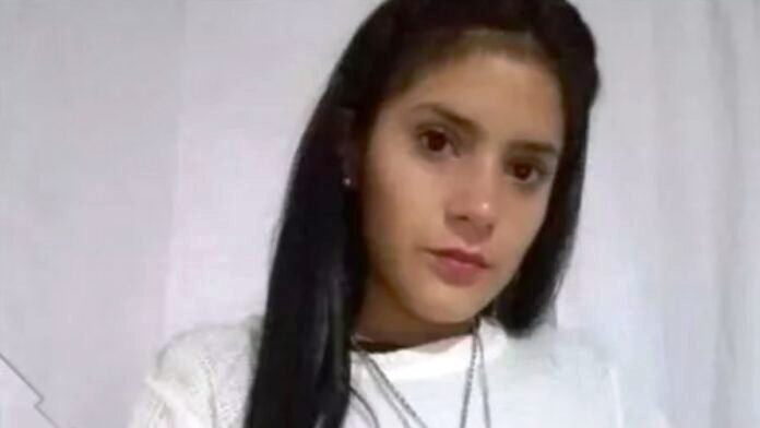 desaparecidaorg's tweet photo. Daiana Abregu tenía 26 años, LA MATARON !!! el 5/6 en un calabozo de la comisaría de #Laprida #BuenosAires. Se montó una escena de suicidio, pero la 2da autopsia comprobó  que fue por asfixia mecánica. Hay 4 policías imputados del asesinato #JusticiaPorDaiana https://t.co/Q4XnlkyC60