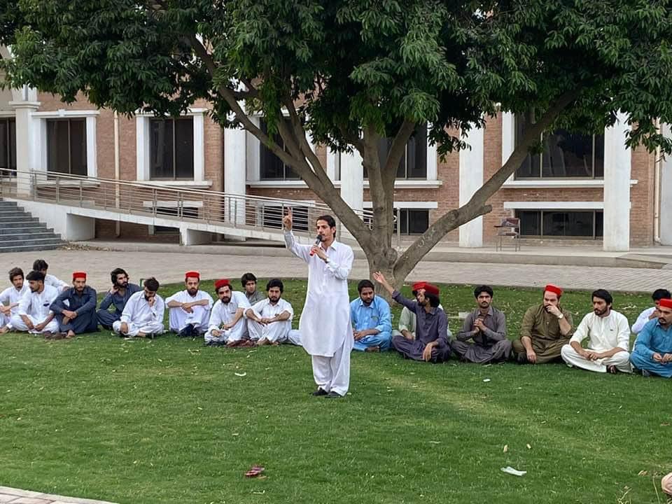 PSFMarkaz's tweet photo. د پښتون سټوډنټس فېډرېشن یونیورسټي کېمپس غونډه پۀ پېښور پوهنتون فقیر اېپي لان کښې د کېمپس ارګنائزنګ کمېټي چېرمېن خضروزیر پۀ مشرۍ کښې وشوه. د غونډې ایجنډه ستر سېکتر سرور افغان وړاندې کړه. پۀ غونډه کښې د کېمپس پۀ تنظیم سازۍ، تنظیمي امورو او  ډسپلن باندې تفصیلي خبرې وشوې. https://t.co/EWSUVQFN3i