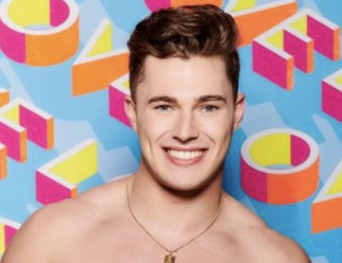 z_01xx's tweet photo. Spot the difference #LoveIsland https://t.co/cVDqAiQ0D5