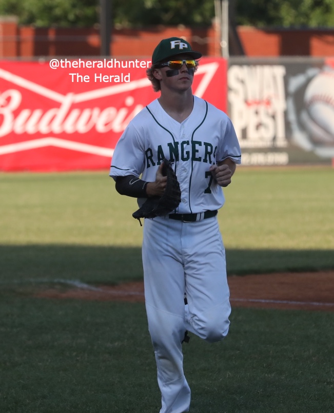 ByHunterTickel's tweet image. Writing about this guy. 😎

Before he turned 1, his house went up in flames.

Mentally and physically he's been fighting in the aftermath.

It came full circle when his senior class polished off a sectional plaque, which hadn't been done since '02.

#SaturdayFeature

(Brody Klem)