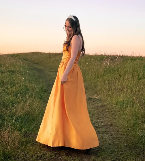 Meet PBB's 2022 Valedictorian. Congratulations Belle! "I would have never been able to succeed the way I did in graduating one year early without the support of my teachers and mentors. I feel so honoured to be the PBB 2022 valedictorian." #Grad2022 palliserbeyondborders.com/about/our-scho…