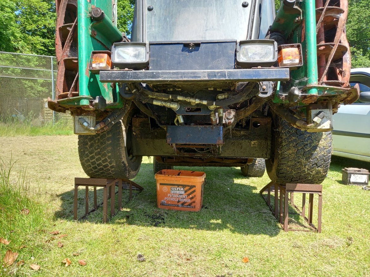 jbrister75's tweet image. Looking for someone in the East of Norfolk to repair our ransome parkway2250 plus as the hydraulic valve block has a hole in it and needs replacing 
Please RT to help us find someone as we've been let down 😒