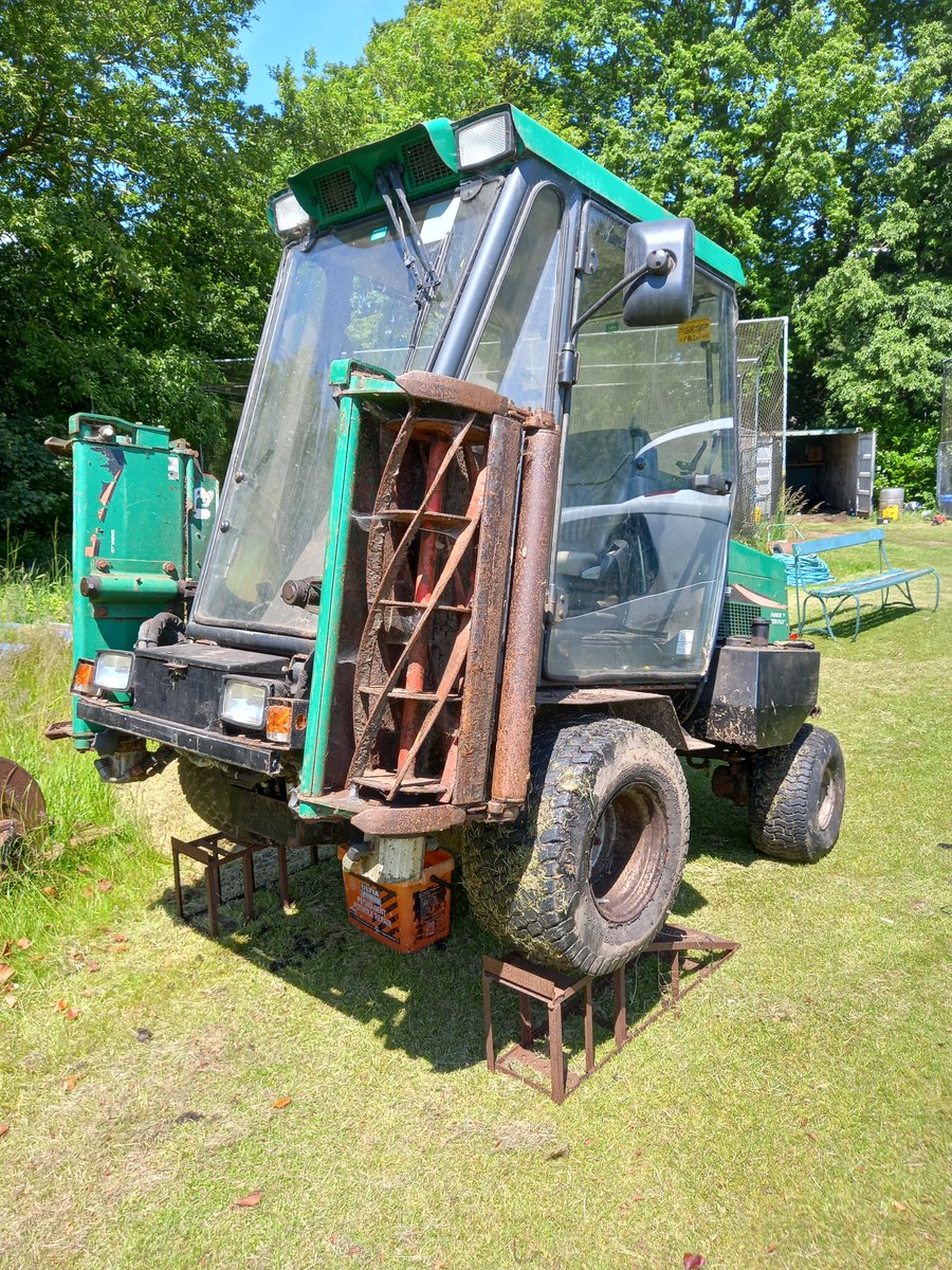 jbrister75's tweet image. Looking for someone in the East of Norfolk to repair our ransome parkway2250 plus as the hydraulic valve block has a hole in it and needs replacing 
Please RT to help us find someone as we've been let down 😒