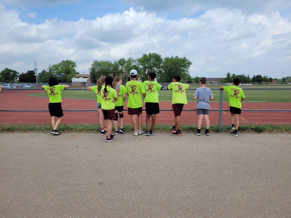 mmeplona's tweet photo. Laurelwood Juniors had a successful day at their Regional Track Meet. The only lightning &amp; thunder we saw was from our athletes ⚡💚💛 I am so proud of all of them!! @GoLightningGo @LaurelwoodPS https://t.co/S7BOjCJxtQ