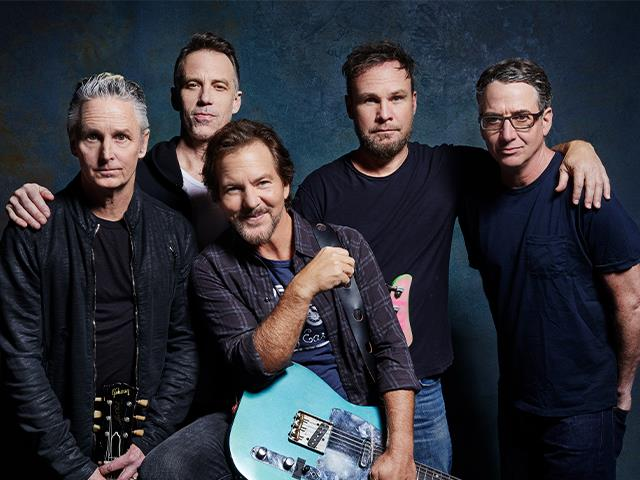 thierrylacombe5's tweet photo. Pearl Jam - Fuckin' Up - Philadelphia (April 28, 2016) https://t.co/MBiNu0A8yM via @YouTube
Ok c'est une captation d'un spectateur mais bien foutue et qui montre la force de ce groupe (très sous-estimé ..enfin pas par le Loner). Bonne fin de soirée everybody🌹 https://t.co/VFetXxNtDP