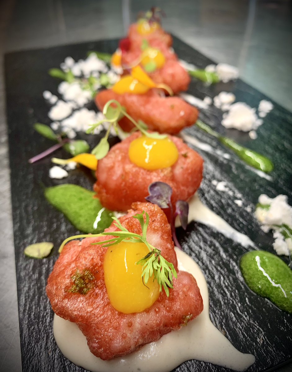 VoladorPa's tweet photo. Daus de llom de #bacallà en #tempura de #remolatxa amb #mango.                      Màgia al plat directament arribada de la xistera del xef 😋 #pavoladorestaurant #cod #beetroot #cuinabona #cuinasana #cuinamaca #menusetmanal #costabravarestaurants #figueres https://t.co/KZ4JPQZDLr