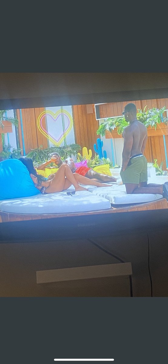 Tineyi39's tweet photo. Dami recreated the meme🤣 #loveisland https://t.co/trMLXXT8Sf