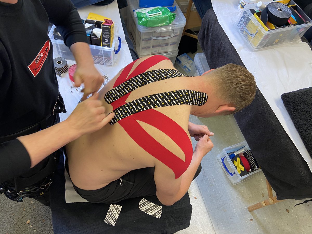 This was a bespoke @scottphysio @sporttape postural taping system was devised for a TT 2022 racer- a quick neuromuscular warm up using ⁦@JEMSMovement⁩ principles was also used. #saferriders #jemsmovement #sporttape