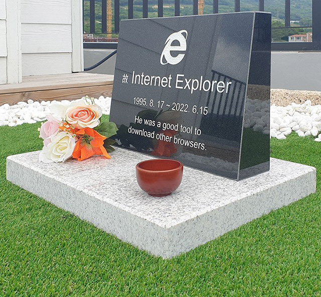 ICYMI: Internet Explorer tombstone seroundtable.com/photos/microso…