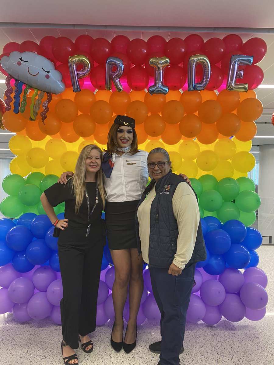 Drag & Swag time for us here in LAX today! Equal had such an amazing event - proud to be apart of team #UnitedAirlines 🌈🏳️‍🌈❤️🧡💛💚💙💜 @al_pact @dclove20 @ItsMims2u @rlacuata @GlennDa88135935 @mcgrath_jonna @weareunited @u163688 #beingunited