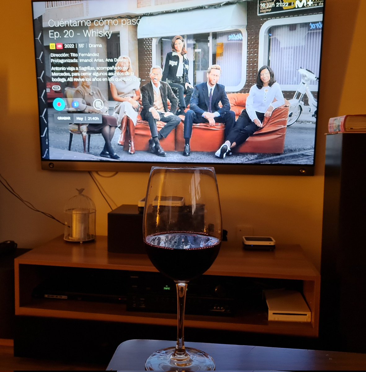 1fearez's tweet image. #CuéntameWhisky
Comenzado ya el último capítulo de esta temporada,
brindo con y por ustedes, los que sienten y se emocionan con la serie, los que disfrutan del cariño que todos y cada uno de los que formamos parte del equipo le ponemos, va por ustedes! 
❤️#CuéntameT22