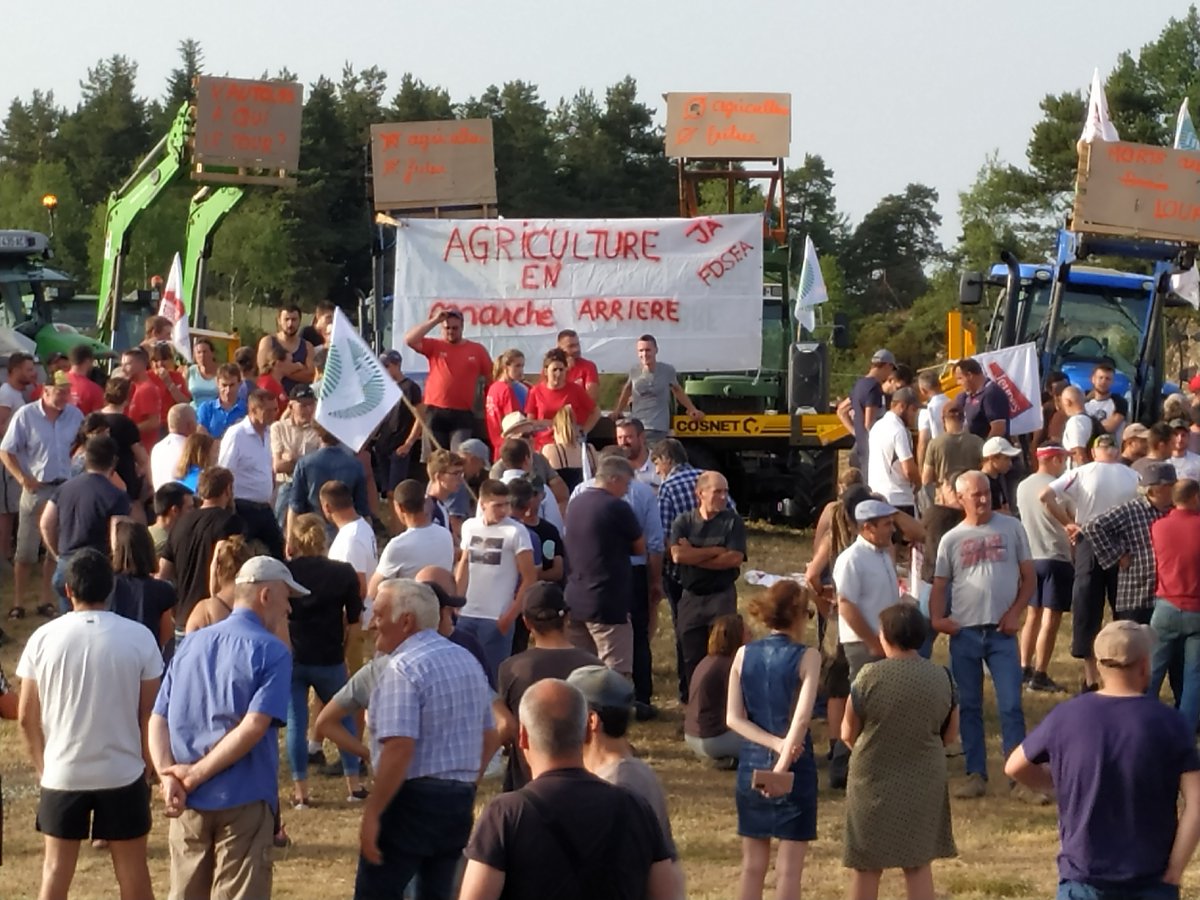 LozereNouvelle's tweet photo. https://t.co/rYdzV0Ebg7  Environ 180 #agriculteurs et leurs 40 de tracteurs ont manifesté le long de l’#A75 en #Lozère.  #loups et #vautours, coûts d’exploitation et des intrants, les problèmes sont multiples, qui portent atteinte, selon eux, à la viabilité des exploitations https://t.co/PMvyTB7oqf