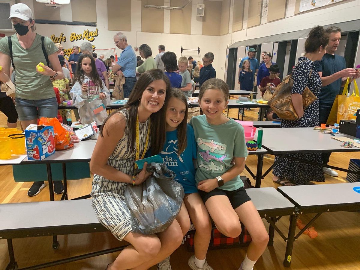 PCCS_Official's tweet photo. Isbister 4th grades put their creative & business skills on display during Market Day! Students were in charge of creating their own business, including product & promotion! What a great opportunity for to learn these life skills! #LearnPrepareThrive #PCCSCreatingtheFuture https://t.co/nE0mrZpUnd