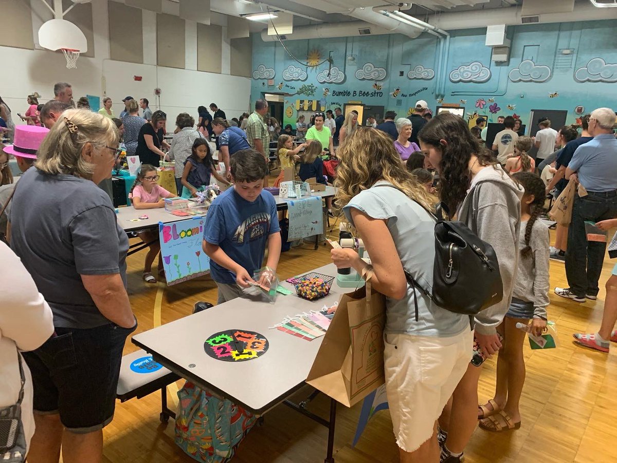 PCCS_Official's tweet photo. Isbister 4th grades put their creative & business skills on display during Market Day! Students were in charge of creating their own business, including product & promotion! What a great opportunity for to learn these life skills! #LearnPrepareThrive #PCCSCreatingtheFuture https://t.co/nE0mrZpUnd
