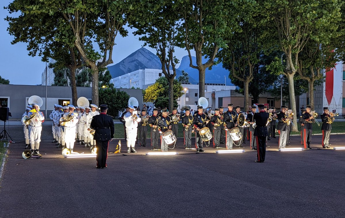 Musartillerie's tweet image. #Direct Prise d&apos;armes pour la Saint Bernard de Menthon, saint patron des troupes de montagne, présidée par le général #Schill, chef d&apos;état-major de l&apos;armée de Terre.